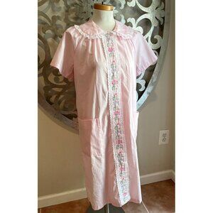 It's A Charm Pink Embroidered Floral Housecoat Robe made In USA MEDIUM Vintage